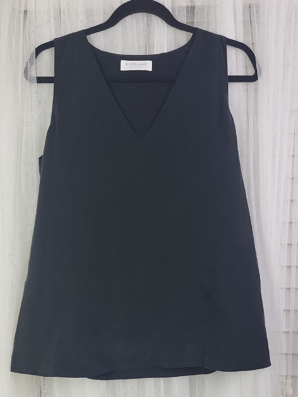 Everlane 100% silk Black V-Neck Sleeveless Tank Top. Size 4